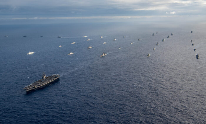 Buques de la armada internacional realizan una maniobra de salida controlada frente a la costa de Hawái durante el Ejercicio del Borde del Pacífico (RIMPAC) 2018 liderado por Estados Unidos, el 26 de julio de 2018. (Especialista en comunicación de 3ª clase Dylan M. Kinee/U.S. Navy)