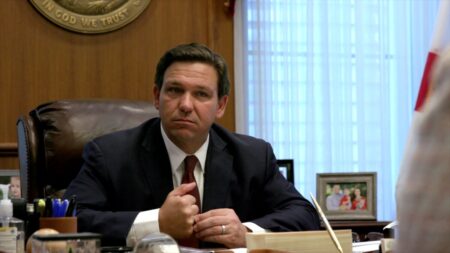 Gobernador de Florida, DeSantis, anuncia sesión legislativa especial sobre órdenes por COVID-19