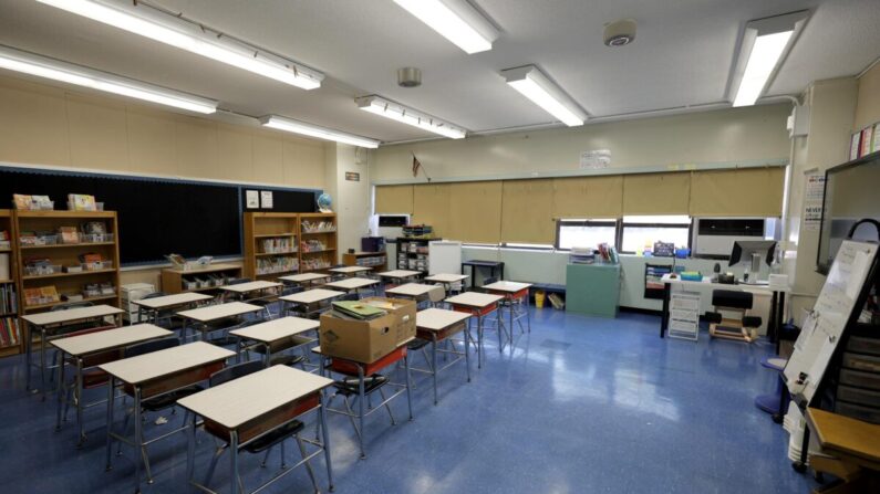 Un aula vacía en la escuela Yung Wing P.S. 124 antes del comienzo del año escolar en la ciudad de Nueva York el 2 de septiembre de 2021. (Michael Loccisano/Getty Images) 