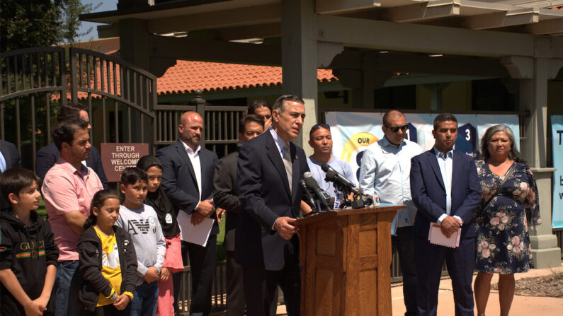 El congresista Darrell Issa y otros grupos celebraron conjuntamente una conferencia de prensa para abordar las experiencias de rescate de las familias de los estudiantes atrapados en Afganistán el 2 de septiembre de 2021, en el Distrito Escolar Unificado de Cajon Valley en San Diego, California. (Yang Jie/The Epoch Times) 
