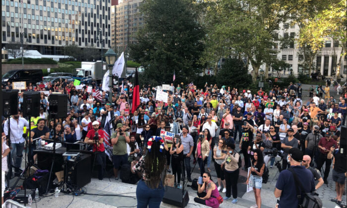 Manifestantes contra el decreto de vacunación de Nueva York se manifestaron en Foley Square, Manhattan, el 27 de septiembre de 2021. (Enrico Trigoso/The Epoch Times)