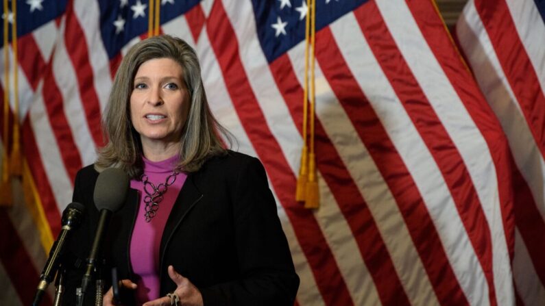 La senadora Joni Ernst (R-Iowa) habla en una conferencia de prensa en el Capitolio de Estados Unidos en Washington, el 15 de diciembre de 2020. (Nicholas Kamm-Pool/Getty Images)