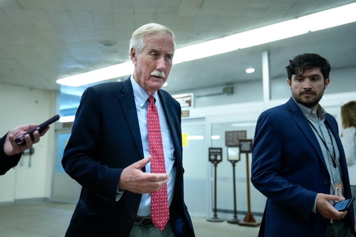 El senador Angus King (I-Maine) habla con los reporteros mientras camina por el metro del Senado, en el Capitolio de EE.UU., el 21 de junio de 2021. (Drew Angerer/Getty Images)