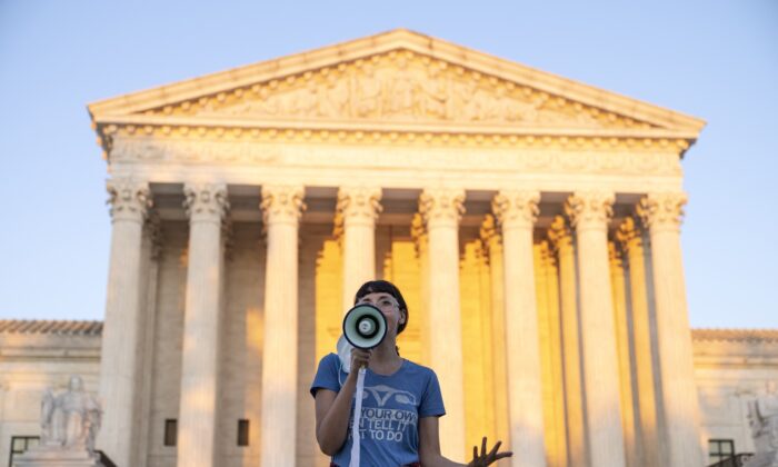 Un activista habla frente a la Corte Suprema en protesta contra la nueva ley de aborto de Texas en Washington el 2 de septiembre de 2021. (Drew Angerer/Getty Images)