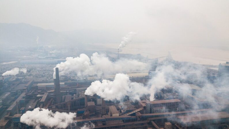 Esta vista aérea tomada con un dron muestra la contaminación que emiten las fábricas de acero en Hancheng, provincia de Shaanxi, China, el 17 de febrero de 2018. (Fred Dufour/AFP/Getty Images)