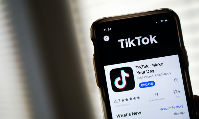  Página de descarga de la aplicación TikTok en un iPhone de Apple en Washington, DC, el 7 de agosto de 2020. (Drew Angerer/Getty Images)