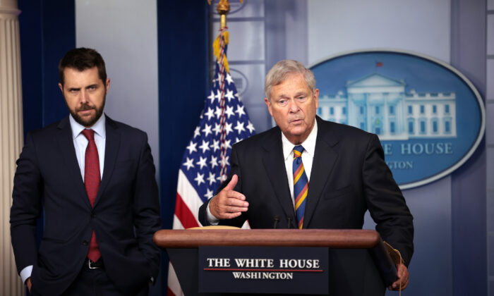 El secretario de Agricultura, Tom Vilsack, acompañado por el director del Consejo Económico Nacional, Brian Deese, habla sobre el aumento de los precios de los alimentos en una conferencia de prensa en la Casa Blanca el 8 de septiembre de 2021. (Kevin Dietsch/Getty Images)