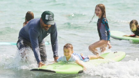 Pareja de Florida enseña ciencias a sus hijos educados en casa, patinando y surfeando en la playa