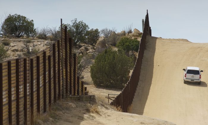 Una camioneta pasa por la valla fronteriza entre Estados Unidos y México en Jacumba, California, el 6 de abril de 2018. (Sandy Huffaker/AFP/Getty Images)