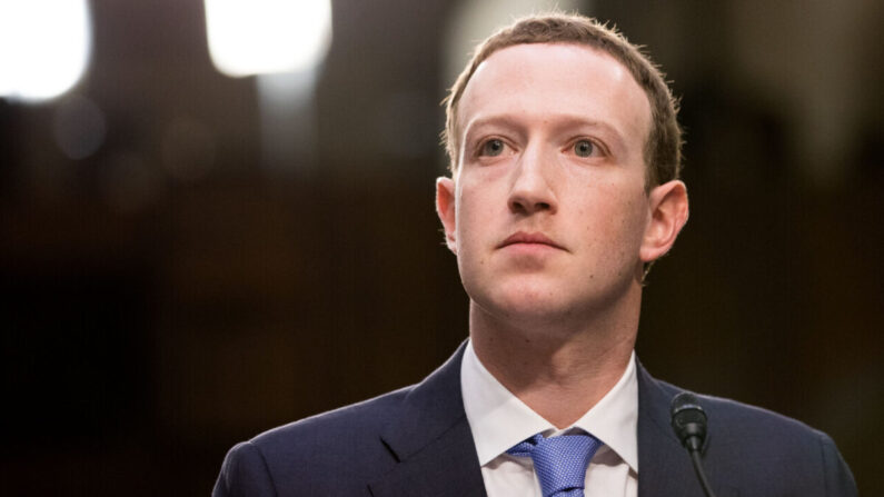 El fundador y CEO de Meta, Mark Zuckerberg, testifica en una audiencia conjunta de los Comités Judicial y de Comercio del Senado en Washington el 10 de abril de 2018. (Samira Bouaou/The Epoch Times)