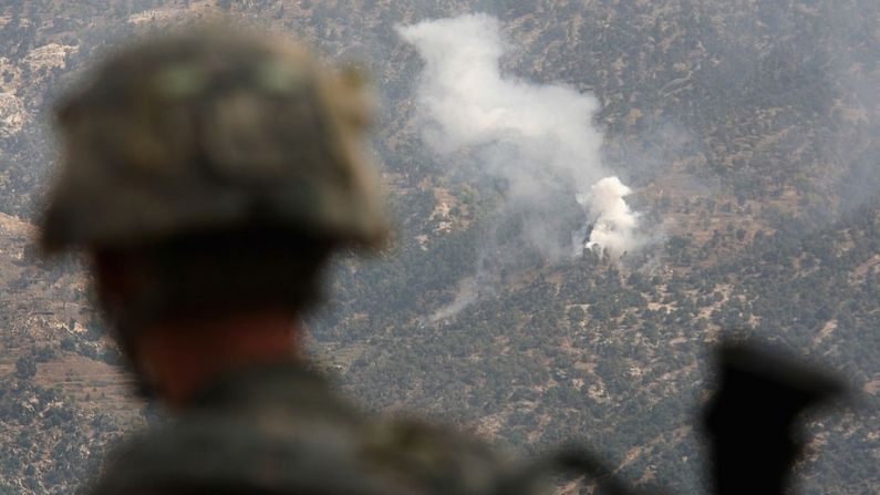 
Un soldado estadounidense observa cómo un cohete disparado desde un helicóptero de ataque Apache explota sobre una posición talibán el 30 de octubre de 2008 en el valle de Korengal, en el este de Afganistán. (John Moore/Getty Images)