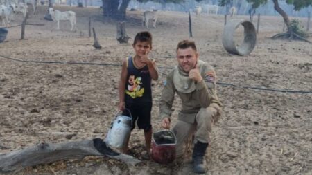 Niño de 5 años toma una cubeta y ofrece ayuda a bomberos para apagar incendio en Brasil