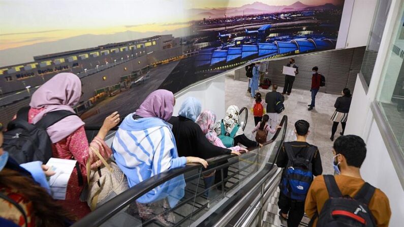 Fotografía cedida el 1 de septiembre de 2021 por la Secretaría de Relaciones Exteriores, de la llegada de un grupo de refugiados afganos, en el Aeropuerto Internacional de la Ciudad de México (México). EFE/Secretaría de Relaciones Exteriores