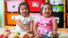 Madre comparte alegría de criar a gemelas idénticas con síndrome de Down, ¡uno entre un millón!