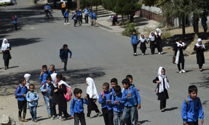 Estudiantes en Kabul, Afganistán, el 14 de septiembre de 2021. (Wakil Kohsar/AFP a través de Getty Images)