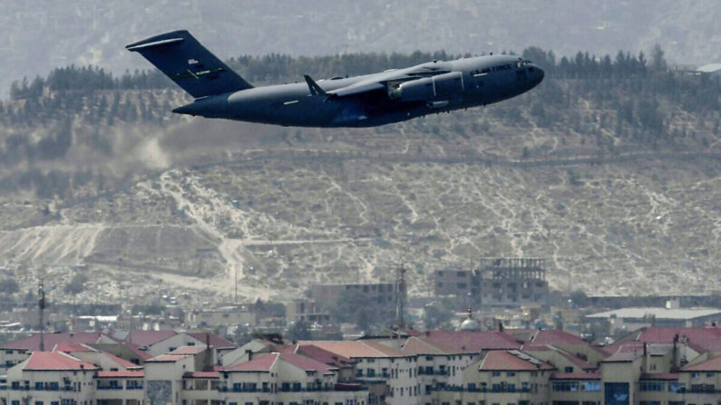 Un avión de la Fuerza Aérea estadounidense despega del aeropuerto de Kabul, Afganistán, el 30 de agosto de 2021. (Aamir Qureshi/AFP vía Getty Images)