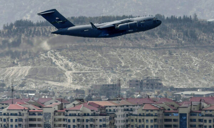 Un avión de la Fuerza Aérea de Estados Unidos despega del aeropuerto de Kabul, Afganistán, el 30 de agosto de 2021. (Aamir Qureshi/AFP vía Getty Images)
