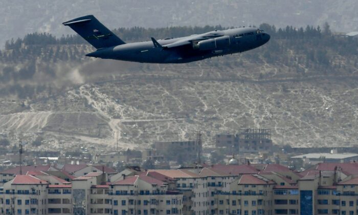 Un avión de la Fuerza Aérea de EE. UU. despega del aeropuerto de Kabul, Afganistán, el 30 de agosto de 2021. (Aamir Qureshi/AFP a través de Getty Images)
