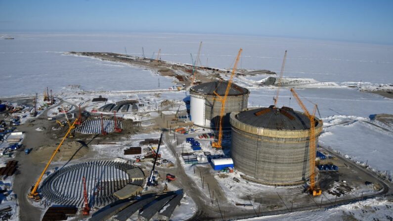 Se ven depósitos de gas natural en construcción en el puerto de Sabetta, en la línea de costa del mar de Kara, en la península de Yamal, en el círculo polar ártico, el 16 de abril de 2015. (Kirill Kudryavtsev/AFP/Getty Images)