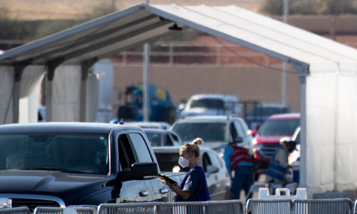 La gente espera tras recibir la vacuna anti-COVID en el State Farm Stadium, en Glendale, Arizona, el 11 de febrero de 2021. (Courtney Pedroza/Getty Images)