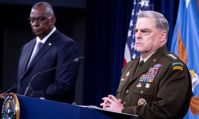 El secretario de Defensa Lloyd Austin y el general del ejército Mark Milley (derecha) celebran una conferencia de prensa sobre la reducción del ejército estadounidense en Afganistán, en el Pentágono, el 1 de septiembre de 2021. (Saul Loeb/AFP a través de Getty Images)