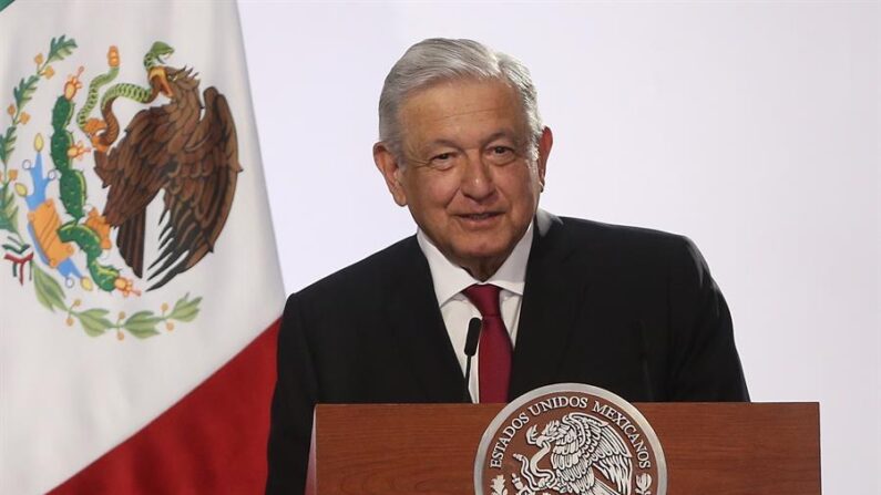 El presidente de México, Andrés Manuel López Obrador, rinde honores patrios este miércoles, durante su tercer informe de gobierno, en Palacio Nacional de la Ciudad de México. EFE/Sáshenka Gutiérrez