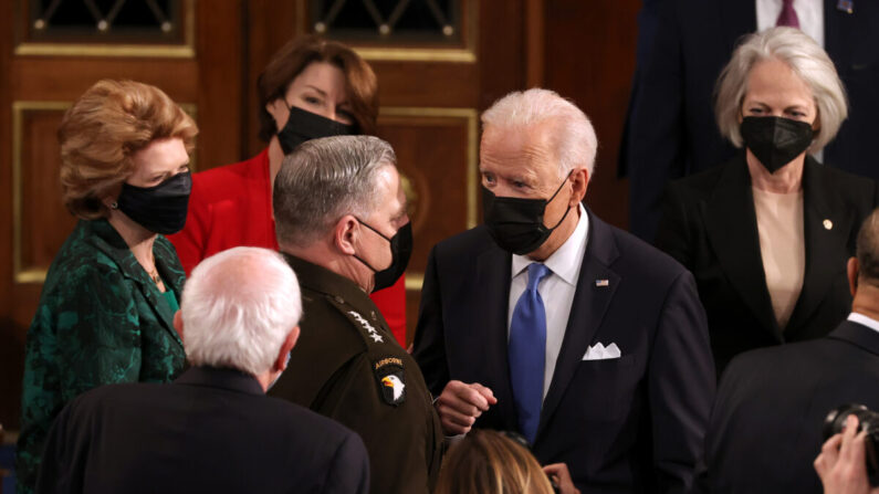 El presidente Joe Biden habla con el presidente del Estado Mayor Conjunto Mark A. Milley (izq.) tras dirigirse a una sesión conjunta del Congreso en el Capitolio de los Estados Unidos en Washington el 28 de abril de 2021. (Chip Somodevilla/Getty Images)