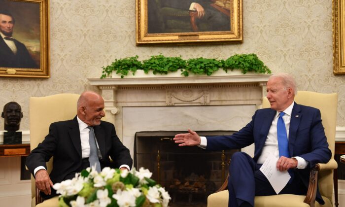 El presidente de Afganistán, Ashraf Ghani, se reúne con el presidente de Estados Unidos, Joe Biden, en Washington, el 25 de junio de 2021. (Nicholas Kamm/AFP vía Getty Images)