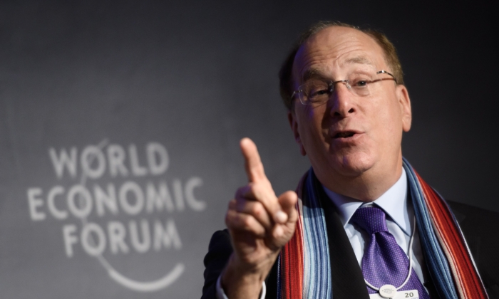 El presidente y CEO de BlackRock, Laurence D. Fink, asiste a una sesión en la reunión anual del Foro Económico Mundial en Davos, el 23 de enero de 2020. (Fabrice Coffrini/AFP vía Getty Images)