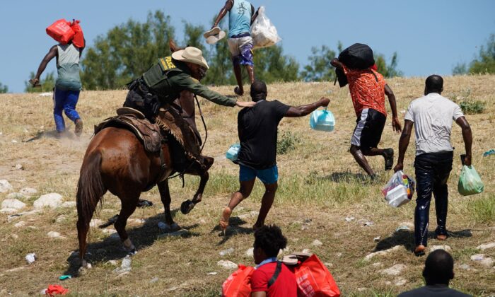 Un agente de la Patrulla Fronteriza de los Estados Unidos a caballo trata de impedir la entrada de inmigrantes ilegales en los Estados Unidos en Del Río (Texas) el 19 de septiembre de 2021. (Paul Ratje/AFP vía Getty Images)