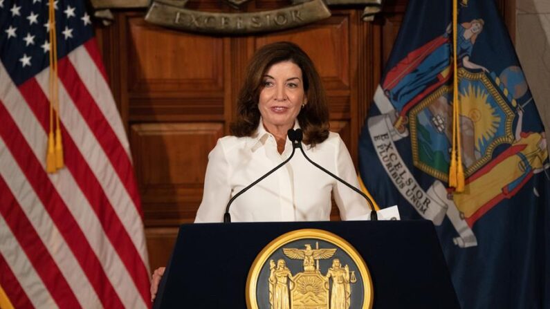 Fotografía de archivo cedida por la Gobernación de Nueva York donde aparece su nueva gobernadora, Kathy Hochul. EFE/Kevin P. Coughlin/Gobernación de Nueva York /Archivo