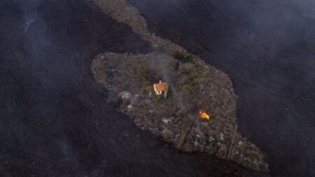 «Casa milagro» sobrevive inesperadamente al paso de lava del volcán en La Palma