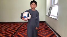 Niño afgano famoso por “camiseta” de plástico de Messi, teme a los talibanes: “Sálvenme”
