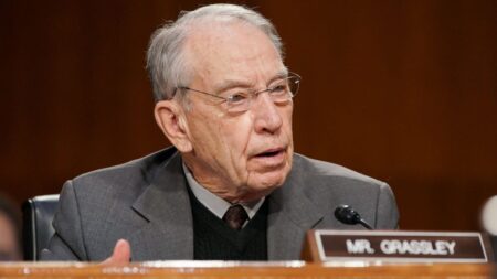 Demócratas critican procesos de emergencia de Corte Suprema para justificar ampliación: Grassley