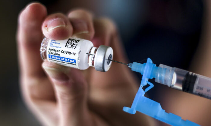 Una enfermera extrae una dosis de un vial de la vacuna Johnson & Johnson COVID-19 en Thornton, Colorado, el 6 de marzo de 2021. (Michael Ciaglo/Getty Images)