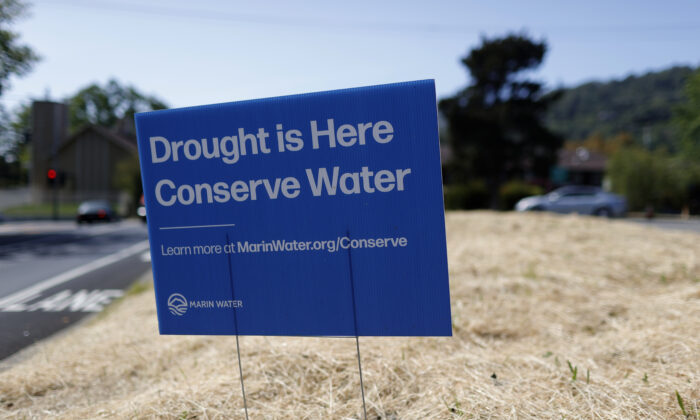 Un cartel que aboga por la conservación del agua en San Anselmo (California) el 23 de abril de 2021. (Justin Sullivan/Getty Images)