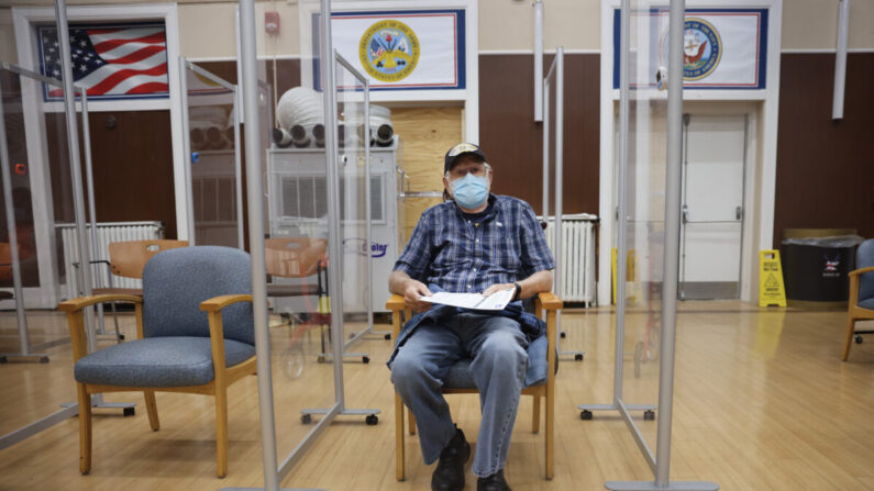 Un veterano del ejército espera para ver si tiene una reacción adversa después de recibir una vacuna anti-COVID de refuerzo, en un hospital de Asuntos de Veteranos en Hines, Illinois, el 24 de septiembre de 2021. (Scott Olson/Getty Images)