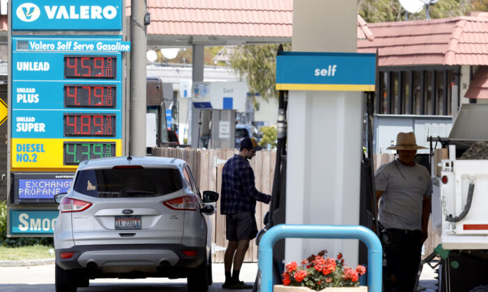 Un cliente se prepara para bombear gasolina en su coche en una estación de Valero en Mill Valley (California) el 12 de julio de 2021. (Justin Sullivan/Getty Images)