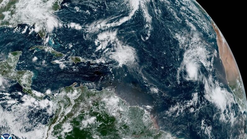 A las 21.00 horas GMT, el centro de este sistema fue localizado unas 2030 millas (3265 km) al este-sureste de las Islas de Sotavento (Caribe), con vientos máximos sostenidos de 35 millas por hora (55 km/h). Foto de archivo de EFE/NOAA-NHC