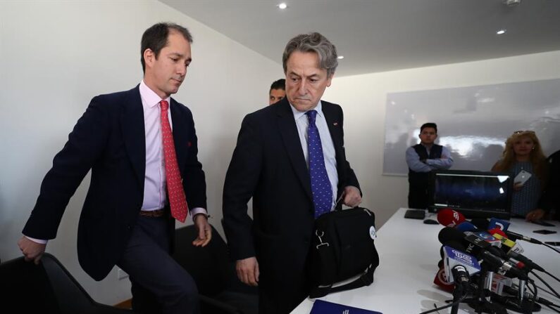 Fotografía de archivo en la que se registró a los eurodiputados españoles de Vox Hermann Tertsch (d) y Víctor González (i), en Quito (Ecuador). EFE/José Jácome