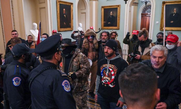 Douglas Jensen (centro) habla con los oficiales de policía del Capitolio de Estados Unidos, en Washington, el 6 de enero de 2021. (Saul Loeb/AFP a través de Getty Images)
