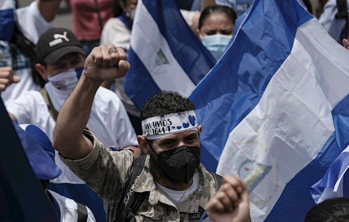 Ciudadanos nicaragüenses radicados en Costa Rica protestan en las calles en contra del régimen del presidente de Nicaragua, Daniel Ortega, en San José, Costa Rica. (EFE/Jeffrey Arguedas)
