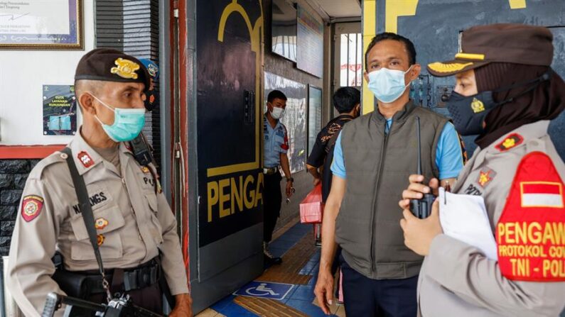 Al menos 41 presos murieron y un número indeterminado resultaron heridos a raíz de un incendio en uno de los módulos de la masificada prisión Tangerang, a las afueras de Yakarta (Indonesia), informan este miércoles 8 de septiembre fuentes oficiales. EFE/EPA/MAST IRHAM