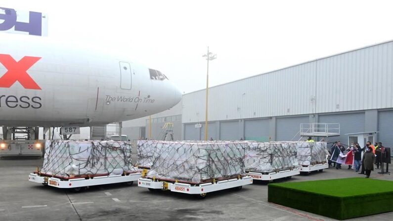 Fotografía cedida este 21 de septiembre, cortesía de la Secretaría de Salud, donde se observa el arribo de vacunas en el Aeropuerto Internacional de Toluca, en el Estado de México (México). EFE/Secretaría de Salud