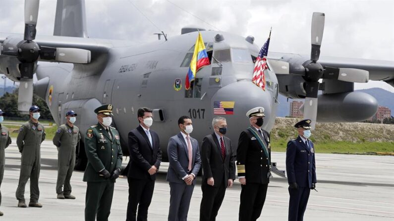 El ministro de Defensa de Colombia, Diego Molano (2i) y el embajador de Estados Unidos en Colombia, Philip S. Goldberg (3d), participan en una ceremonia en el Comando Aéreo de Transporte Militar (CATAM) el 21 de septiembre de 2021 en Bogotá (Colombia). La Fuerza Aérea de los Estados Unidos donó dos aeronaves C-130 Hércules a Colombia como símbolo de la asociación y amistad entre los dos países. EFE/ Carlos Ortega