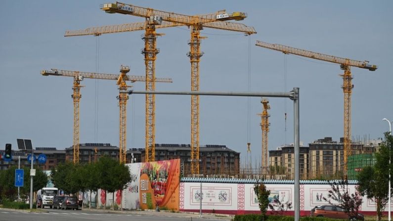 Grúas en la obra de construcción de un complejo de viviendas de Evergrande, en Beijing, el 13 de septiembre de 2021. (GREG BAKER/AFP vía Getty Images)
