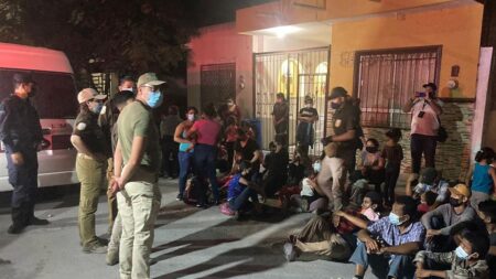 Agentes hallan a 648 migrantes en autobuses y viviendas del norte de México