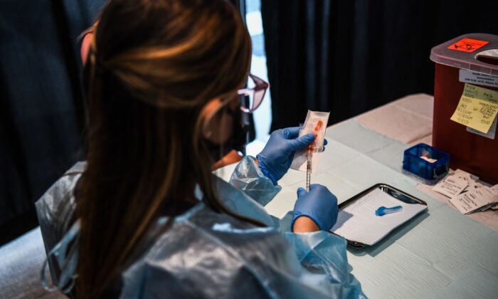 Un trabajador de la salud prepara una vacuna contra COVID-19 en Florida en una fotografía de archivo. (Chandan Khanna/AFP a través de Getty Images)