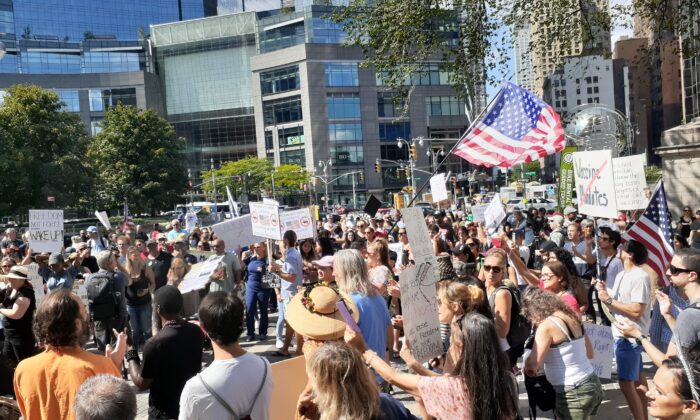 Un grupo de participantes en la Marcha por la Libertad en Columbus Circle en Manhattan el 18 de septiembre de 2021. (The Epoch Times)