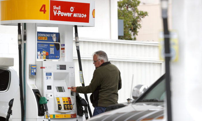 Cliente se prepara para echar gasolina en una estación de Shell en San Francisco, California, el 12 de julio de 2021. (Justin Sullivan/Getty Images)